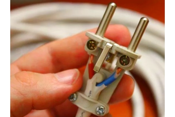 Подключение розетка вилка. Подсоединить вилку три провода. Как правильно подсоединить провода к вилке с заземлением. Соединение проводов в вилке 2 провода. Как правильно подключить провода к вилке с заземлением.